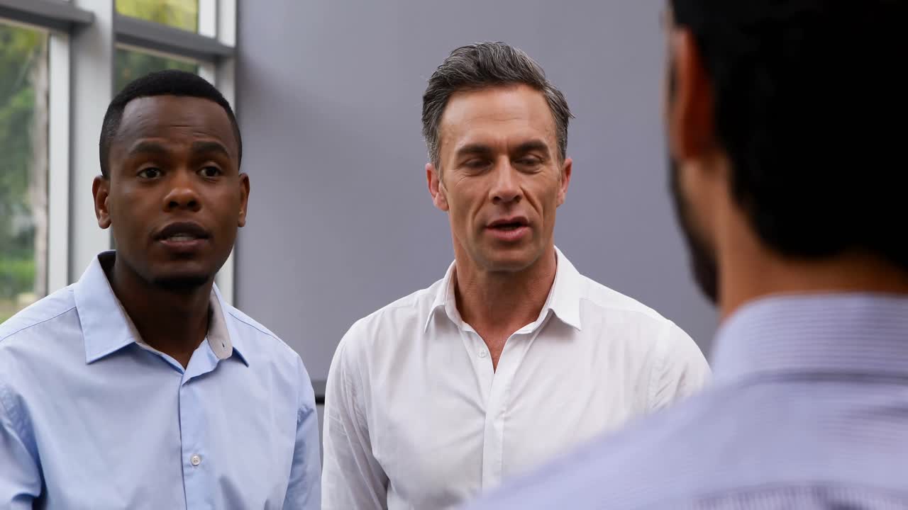 ejecutivos que interactúan entre sí