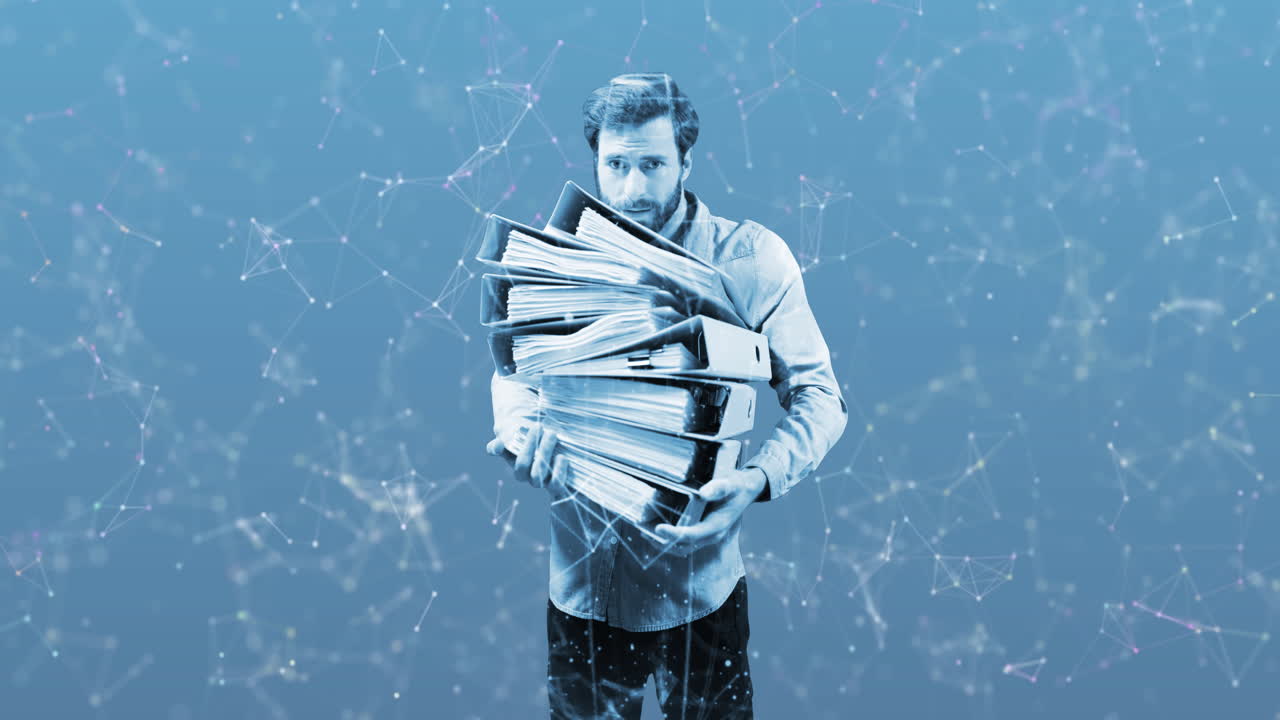 red de conexiones contra el hombre que tiene una pila de archivos