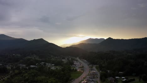 Puesta-De-Sol-En-Waynesville,-Montañas-De-Carolina-Del-Norte