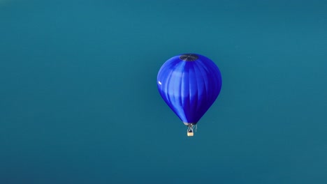 vista aérea de um balão de ar quente com lago turquesa atrás