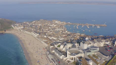 Amplia-Vista-Aérea-Sobre-La-Playa-De-Porthmeor-A-St-Ives-En-Cornwall-Inglaterra