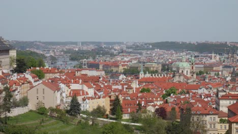 Impresionante-Panorama-Del-Casco-Antiguo-De-Praga-Con-El-Icónico-Castillo-De-Praga-Y-El-Magnífico-St