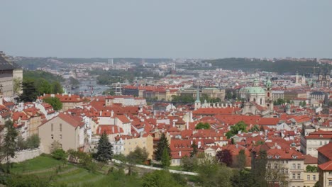 Atemberaubendes-Panorama-Der-Prager-Altstadt-Mit-Der-Berühmten-Prager-Burg-Und-Der-Prächtigen-St