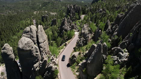 Vista-Aérea-De-La-Carretera-Entre-Formaciones-Rocosas-Escénicas-De-Colinas-Negras,-Parque-Estatal-Custer,-Dakota-Del-Sur,-Ee.uu.