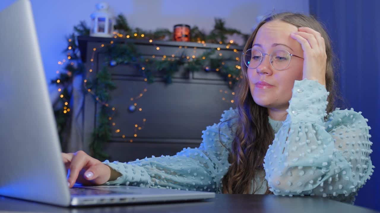 усталая женщина в очках использует свой ноутбук внутри офиса, статический крупный план