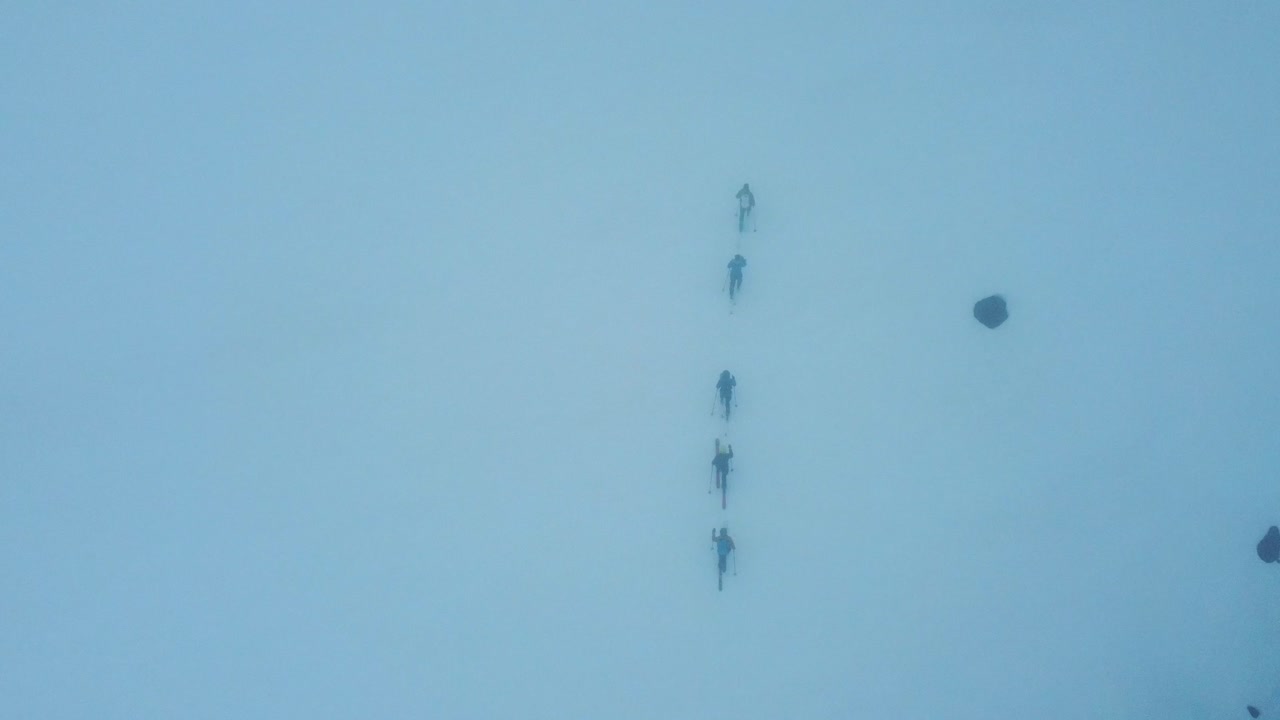 빙하 위의 탑샷 스키어들은 스위스의 실브레타 산을 오른다