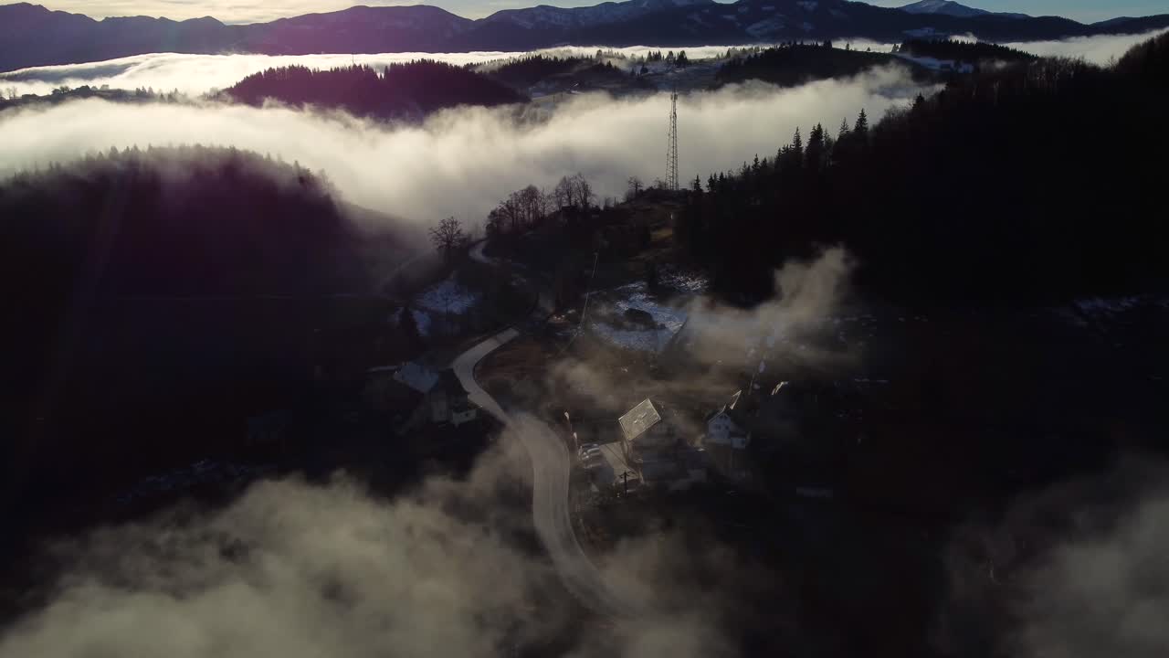 aldea tradicional fundata en las montañas rumanas, que muestra el estilo de vida rural y la belleza natural