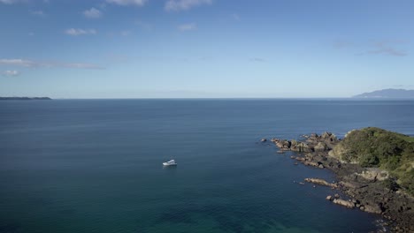 Yate-A-La-Deriva-En-Un-Mar-Azul-En-Calma-En-La-Península-De-Tawharanui-En-Nueva-Zelanda