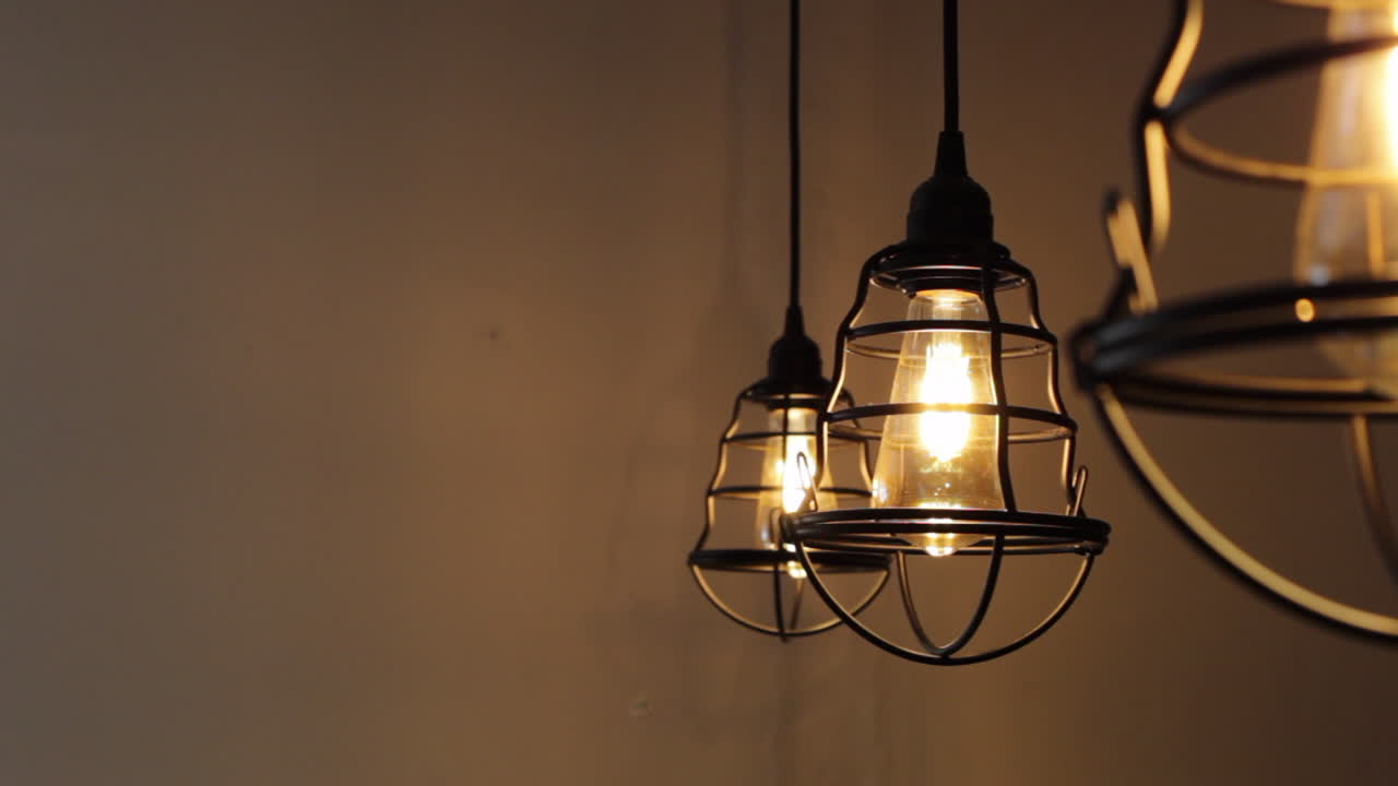 colgante negro, luces industriales con bombillas vintage
