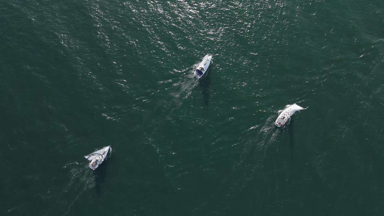 요트 경주 스포츠 대회, 세일 보트 팀이 함께 승리를 위해 항해, 공중 상단 아래로