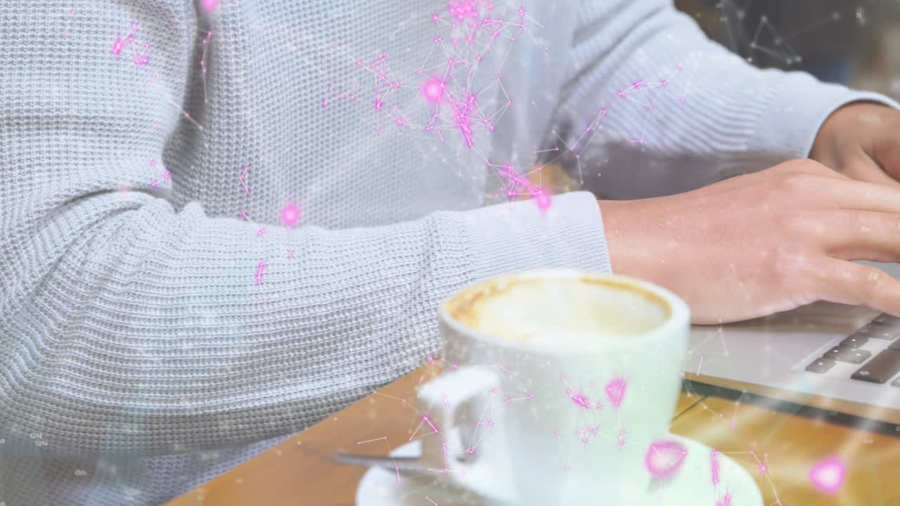 노트북을 사용하여 두 인종의 남자를 통해 qr 코드와 연결 네트워크의 애니메이션