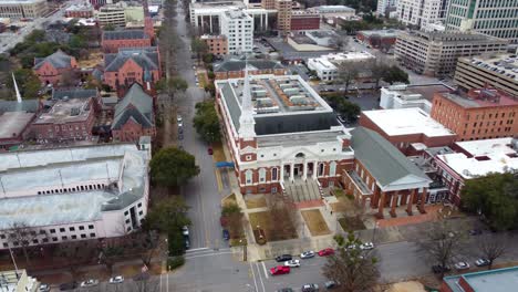 una foto de un dron en órbita elevada de la primera iglesia bautista de columbia, carolina del sur