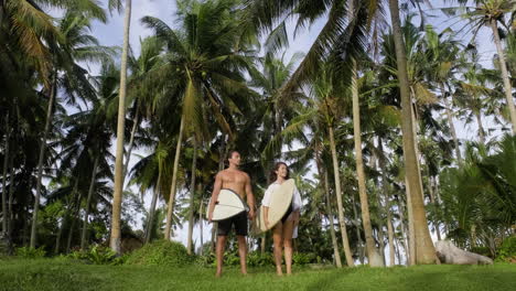 casal posando com pranchas de surf