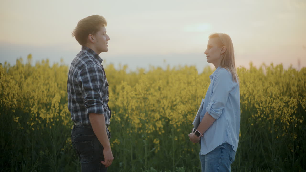 농부 와 농업학자 가 농장 의 식물 들 에 의해 논의 하고 있다