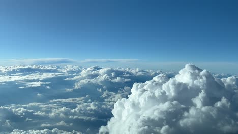 punto de vista piloto único durante el crucero sobrevolando la parte superior de una nube cumulonimbus a 12000 metros de altura