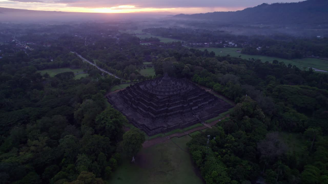 Sacro tempio di Borobudur alla luce del mattino
