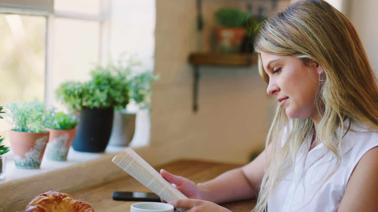 lectura, mujer y cafetería de una persona que busca