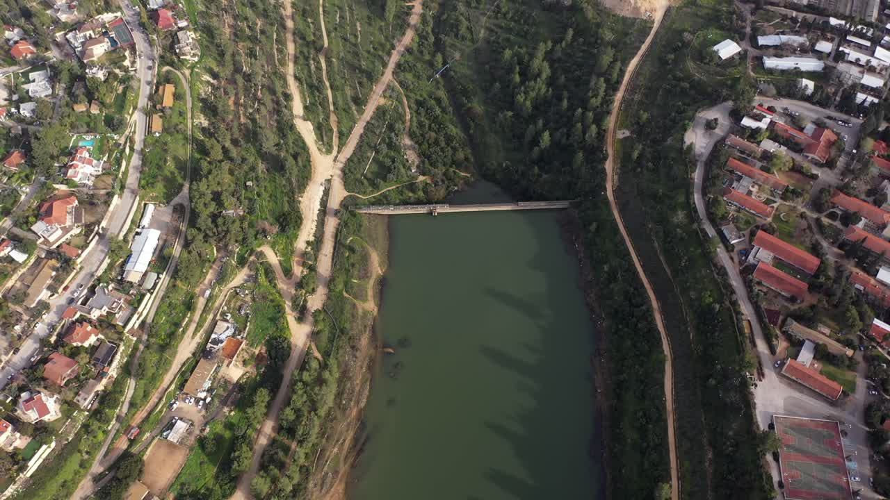 Veduta aerea di una diga e di un paesaggio urbano