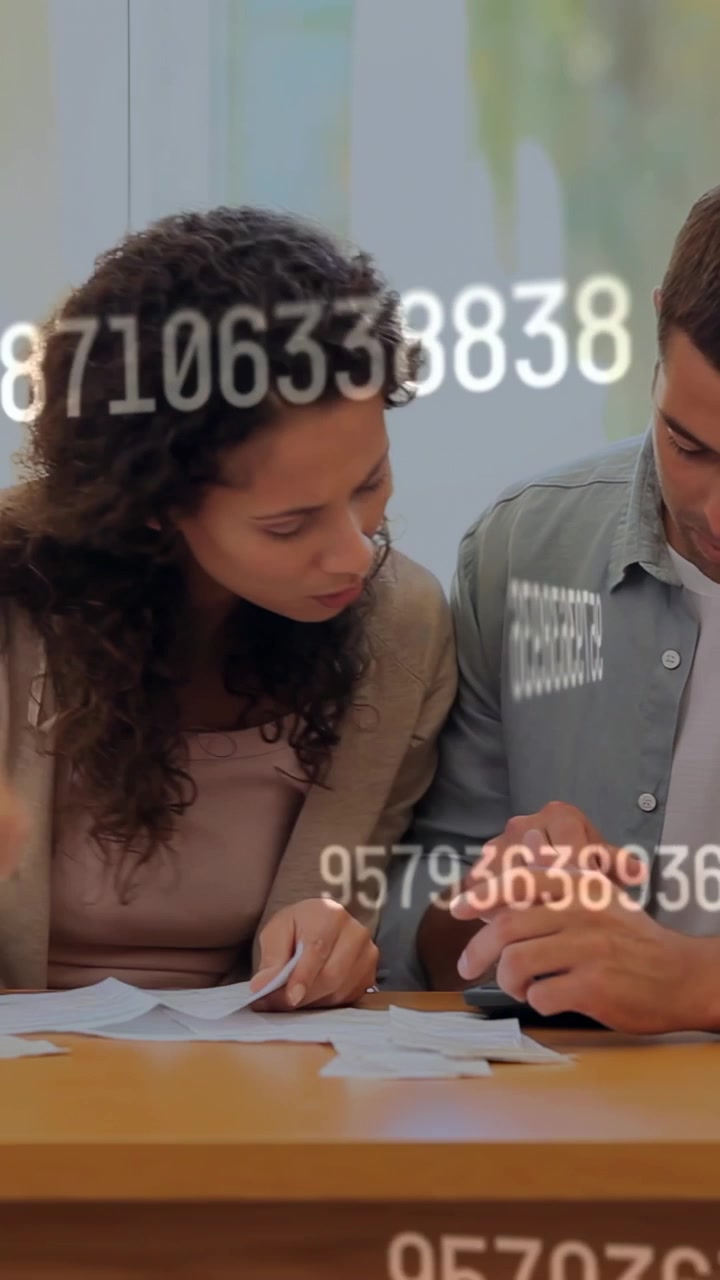Video verticale: Coppia che apre le buste, creando una sovrapposizione finanziaria, usando una calcolatrice per controllare le bollette.