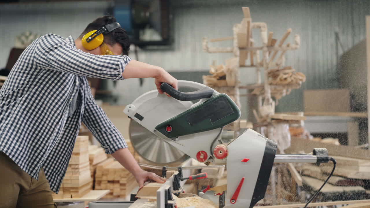 Woodworker using a circular saw