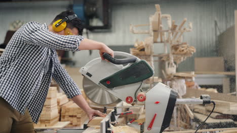 woodworker using a circular saw