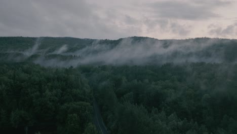 Drone-Flotando-Mirando-El-Hermoso-Paisaje-Neblinoso-De-La-Cima-De-La-Montaña