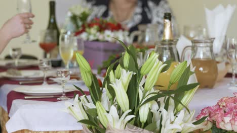 y decorada mesa de cena festiva servida