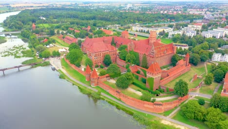 El-Castillo-De-La-Orden-Teutónica-En-Malbork-Es-Un-Castillo-Del-Siglo-XIII-Ubicado-Cerca-De-La-Ciudad-De-Malbork,-Polonia