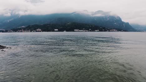drone disparado volando desde un río que se alimenta en el lago como para revelar lo grande que es el lago