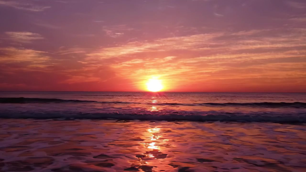 Betagende solnedgang over havet: Et fredfyldt skue af naturens skønhed med levende farver, der reflekteres på vandet, og en fredelig atmosfære