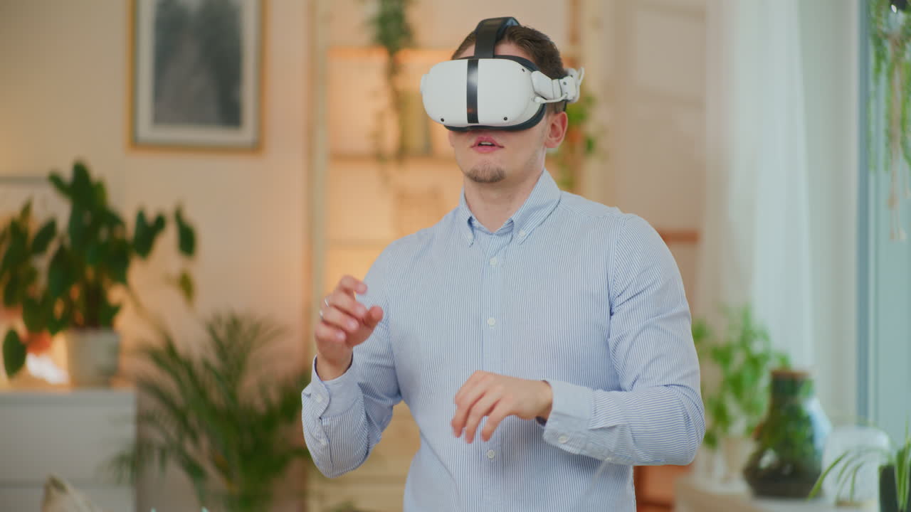 Uomo esplora la tecnologia VR