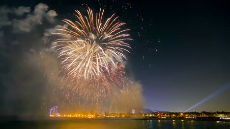 fuegos artificiales sobre el mar en barcelona. el tiempo pasa.