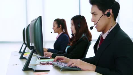 Gente-De-Negocios-Con-Auriculares-Trabajando-En-La-Oficina