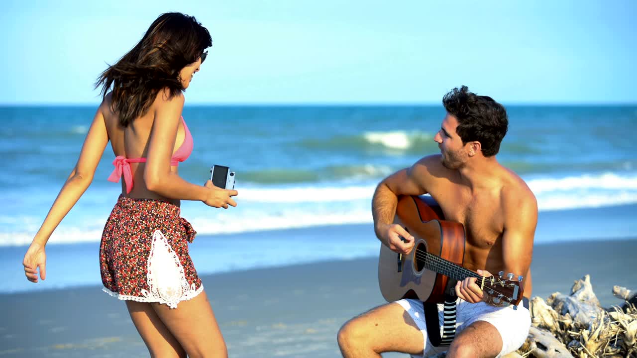 испанская женщина видео дневник играет на гитаре белый мужчина