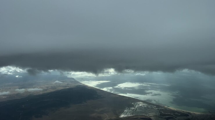 Veduta aerea in volo vicino alla costa mediterranea sopra la Spagna, sotto un cumulo