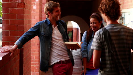 estudiantes de pie en el pasillo hablando