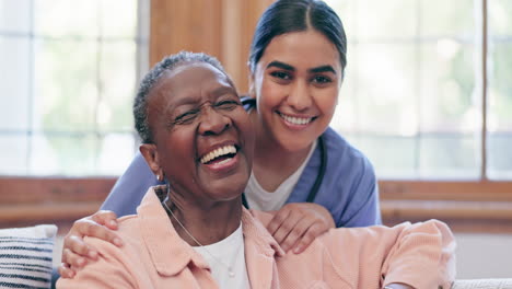 Mujer-Feliz,-Doctora-Y-Abrazo-En-El-Cuidado-De-Ancianos