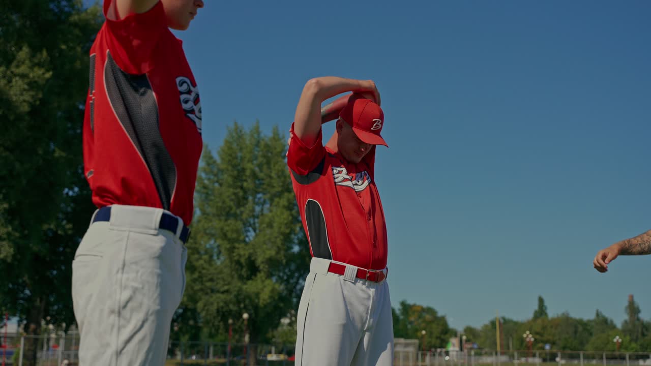 Giocatori di baseball che fanno stretching in una giornata di sole