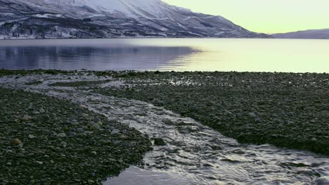 Arroyo-Que-Va-Al-Océano-ártico-En-La-Primavera-Del-Norte-De-Noruega