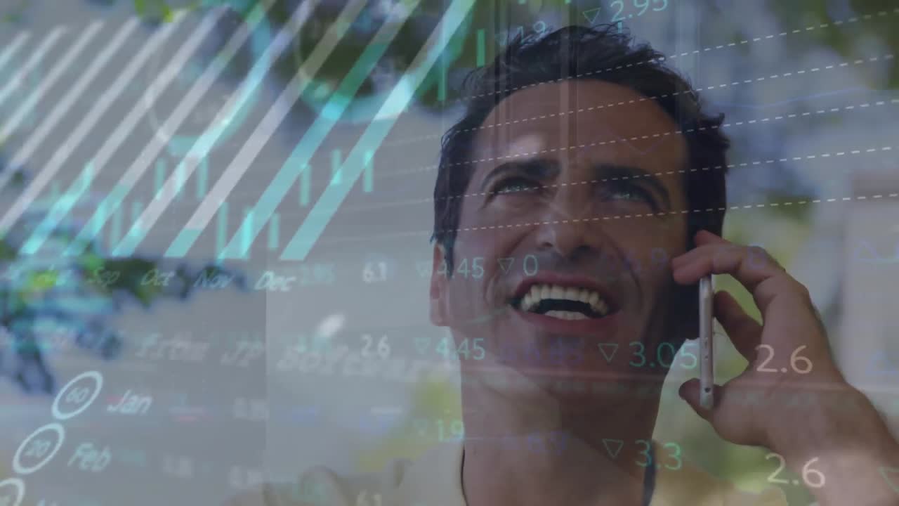 animación del procesamiento de datos del mercado de valores contra el hombre caucásico hablando en el teléfono inteligente.