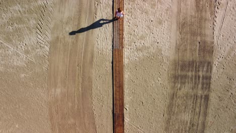 mujer caminando por un hermoso camino de madera a la playa en verano