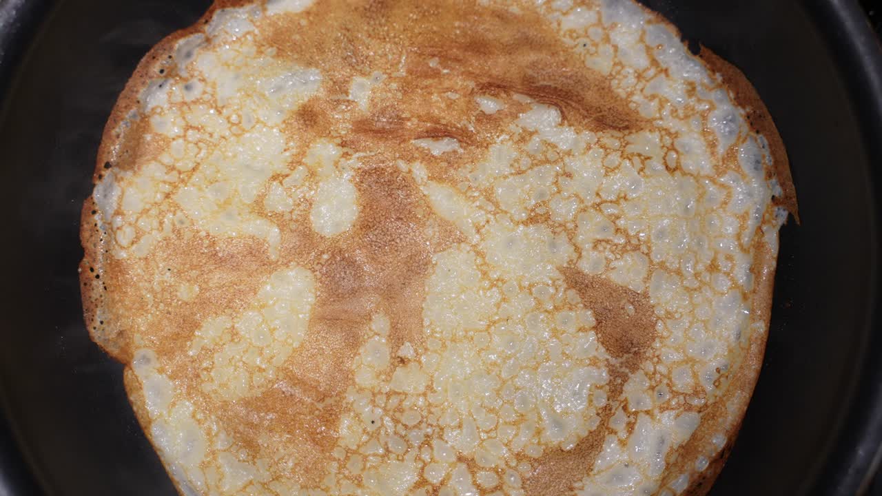 프라이팬에 팬케이크. 팬케이크는 만드는 것.