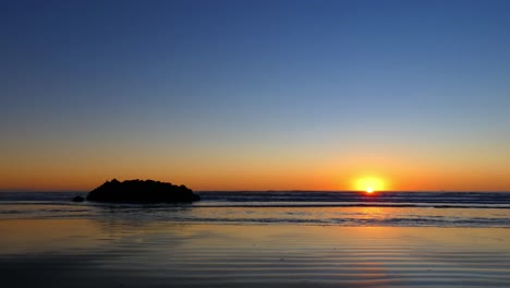 Der-Sonnenaufgang-Erklimmt-Den-Horizont-An-Einem-Klaren,-Ruhigen-Morgen-Mitten-Im-Winter