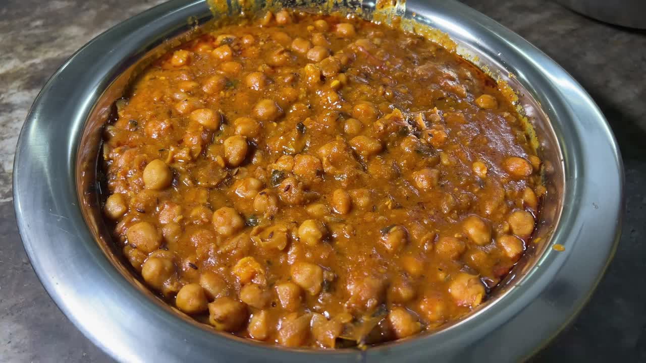 un primer plano de chole masala con una salsa espesa.