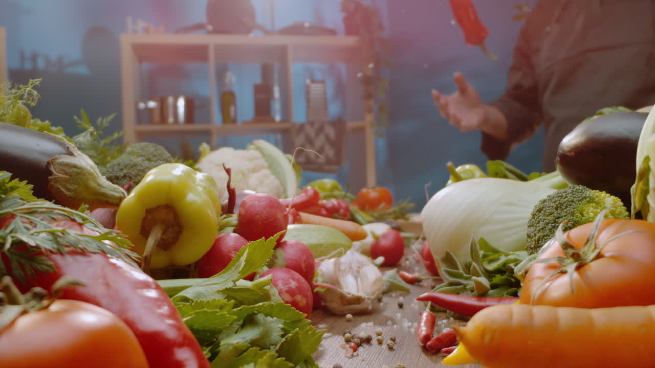 요리사 가 부 에서 신선 한 채소 를 준비 하고 있다