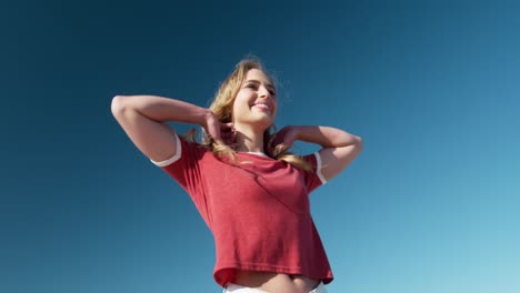 mujer de pie en la playa