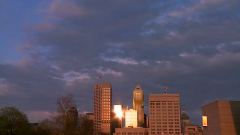 Disparo-De-Lapso-De-Tiempo-De-Una-Tormenta-Que-Llega-A-Una-Ciudad-Al-Amanecer