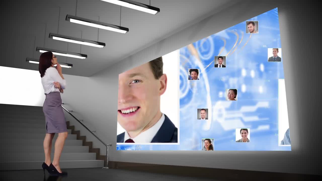 프로필 을 가진 스크린 을 쳐다보는 여자