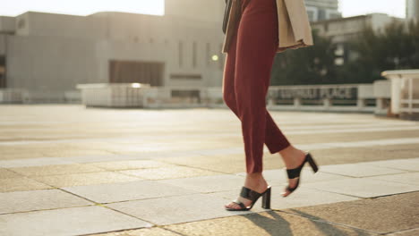 mujer de negocios, caminando y zapatos en la acera