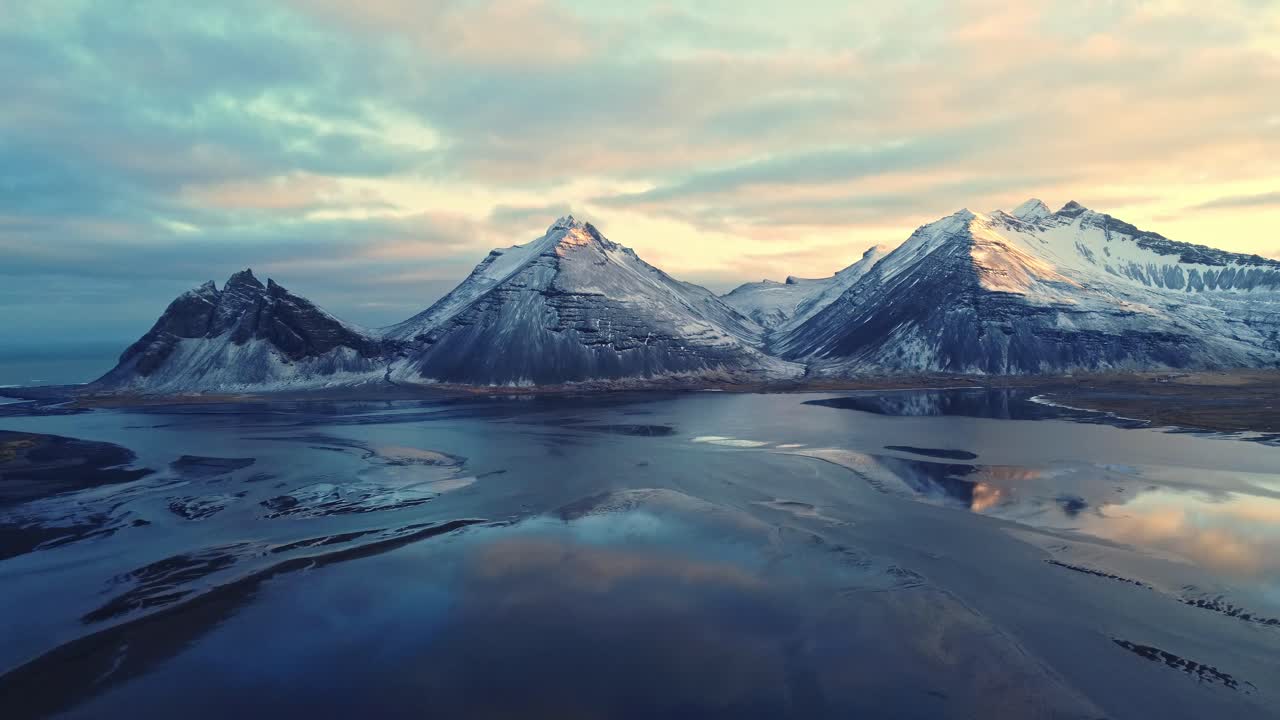 montañas nevadas contra el cielo del atardecer